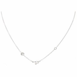 Witgouden collier en cirkelvormige hanger bezet met ca. 1.20 ct. diamant en ca. 1.03 ct. natuurlijke saffier - 18 kt.