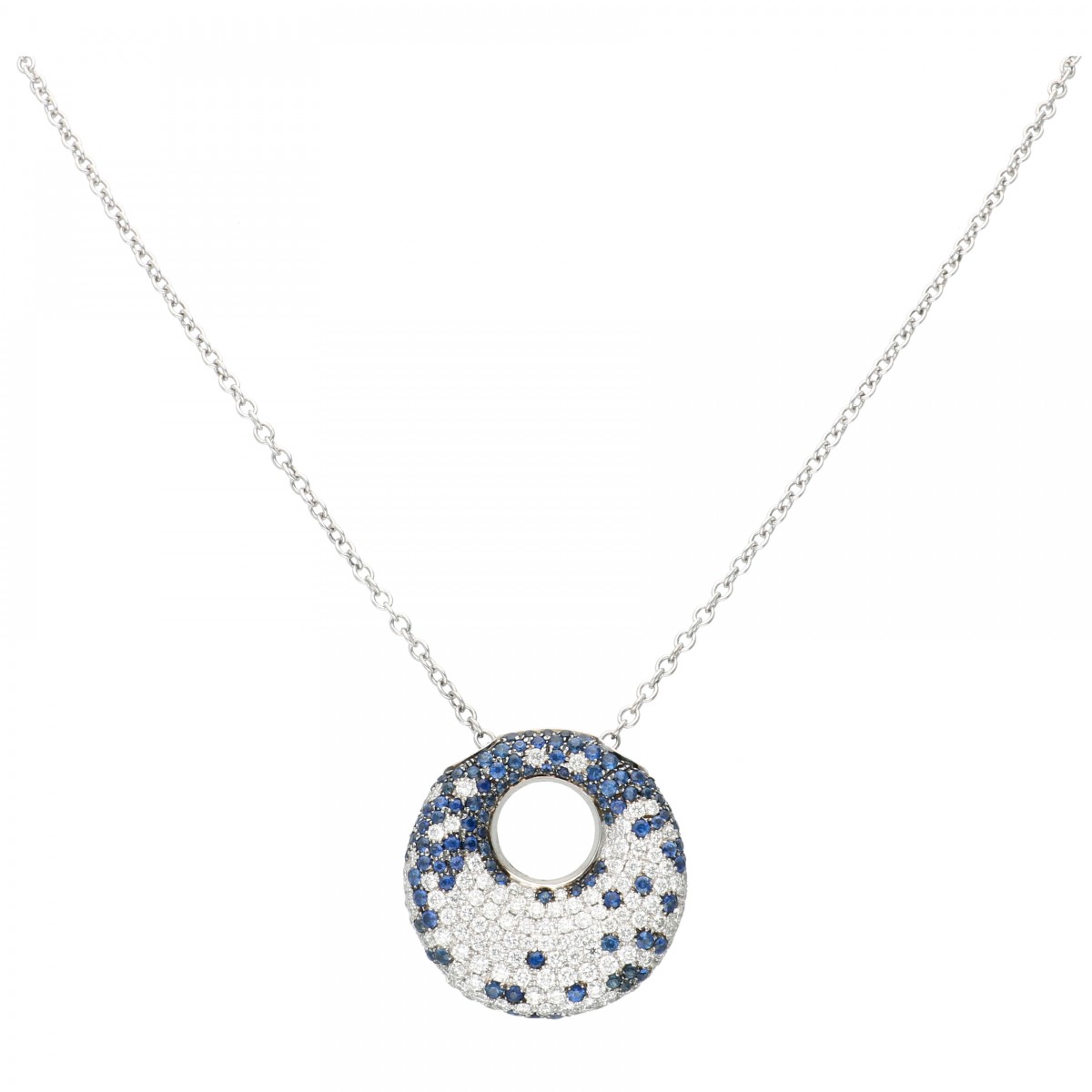 Witgouden collier en cirkelvormige hanger bezet met ca. 1.20 ct. diamant en ca. 1.03 ct. natuurlijke saffier - 18 kt.