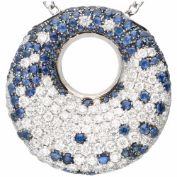 Witgouden collier en cirkelvormige hanger bezet met ca. 1.20 ct. diamant en ca. 1.03 ct. natuurlijke saffier - 18 kt.
