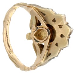 Gouden/zilveren 'pauwen' ring bezet met roos geslepen diamanten.