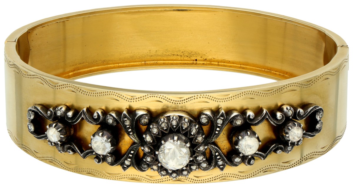 Gouden/zilveren bangle armband met applique bezet met roos geslepen diamanten.