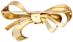 Drie-dimensionale 18K geelgouden strik broche met synthetisch robijn.