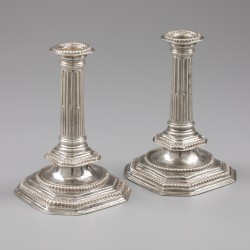 'Georgian silver' kandelaars (2), John Barnard I, Londen 1718, zilver.