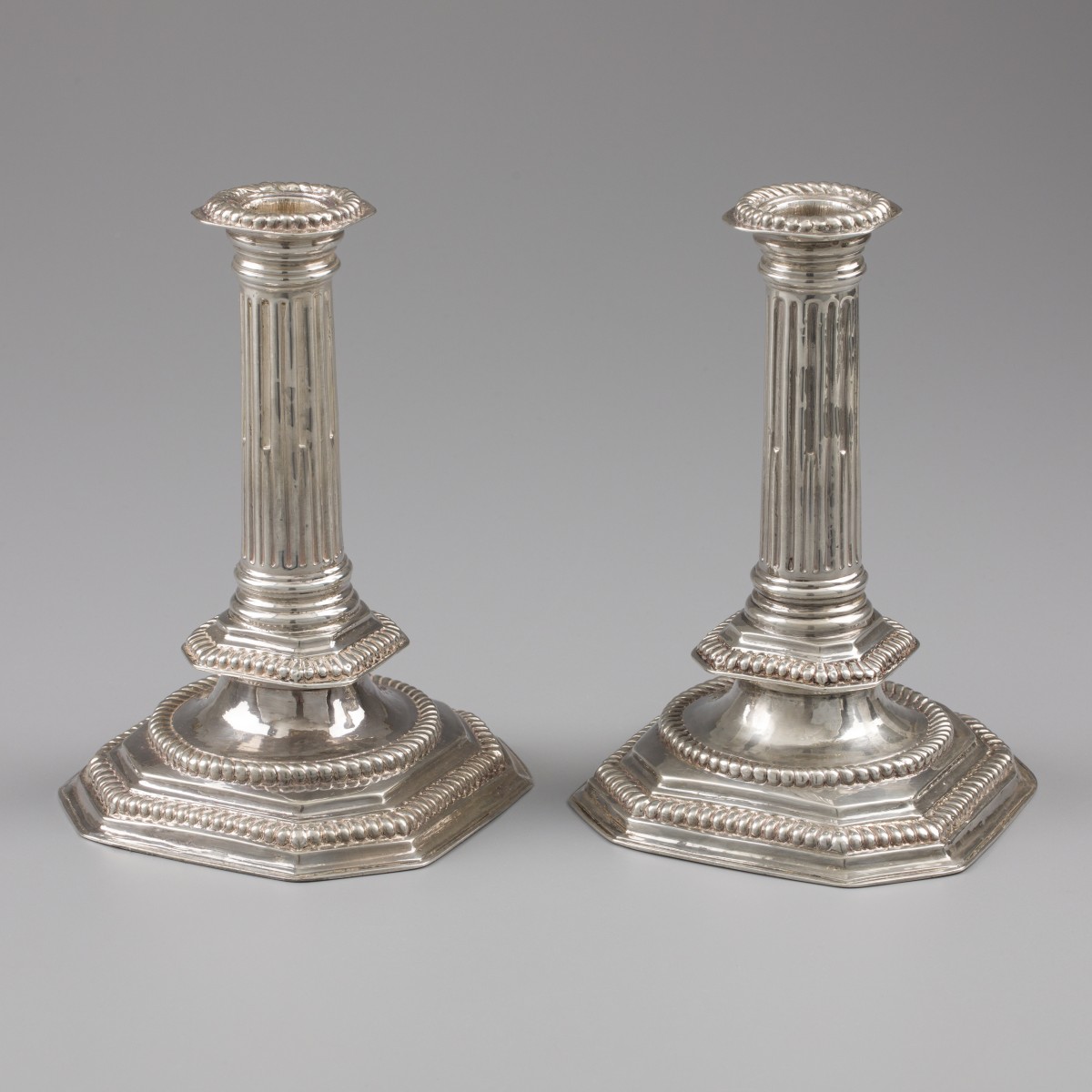 'Georgian silver' kandelaars (2), John Barnard I, Londen 1718, zilver.