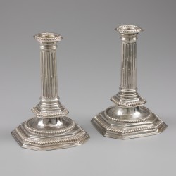 'Georgian silver' kandelaars (2), John Barnard I, Londen 1718, zilver.