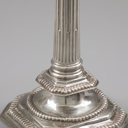 'Georgian silver' kandelaars (2), John Barnard I, Londen 1718, zilver.