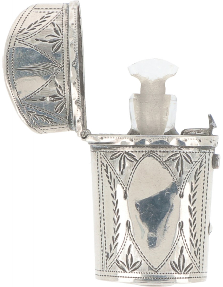 Parfumflacon in etui zilver.