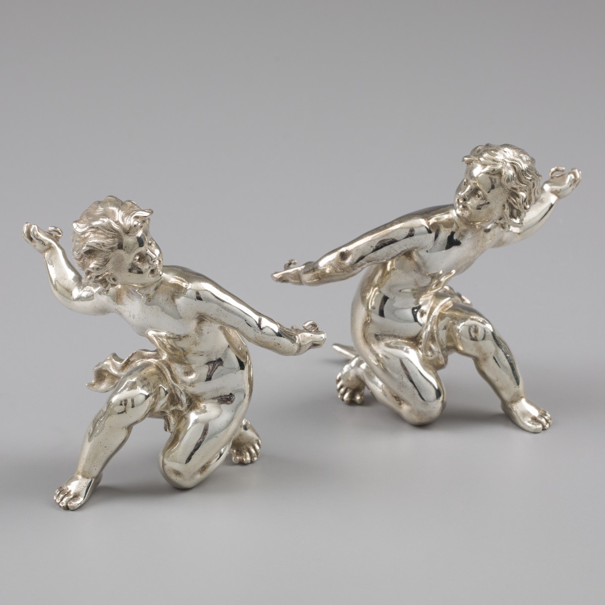 Putti beelden (2), Jean Puiforcat, Parijs ca. 1900, zilver.