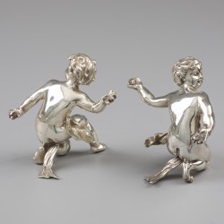 Putti beelden (2), Jean Puiforcat, Parijs ca. 1900, zilver.