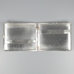 Georg Jensen sigarettenetui, model nr. 203F, zilver. Ontworpen door Arno Malinowski.