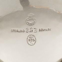 Georg Jensen roomkan & suikerpot (roomstel), model nr. 32B, zilver. Ontworpen door Johan Rohde in ca. 1914.