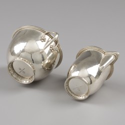 Georg Jensen roomkan & suikerpot (roomstel), model nr. 32B, zilver. Ontworpen door Johan Rohde in ca. 1914.