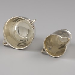 Georg Jensen roomkan & suikerpot (roomstel), model nr. 32B, zilver. Ontworpen door Johan Rohde in ca. 1914.