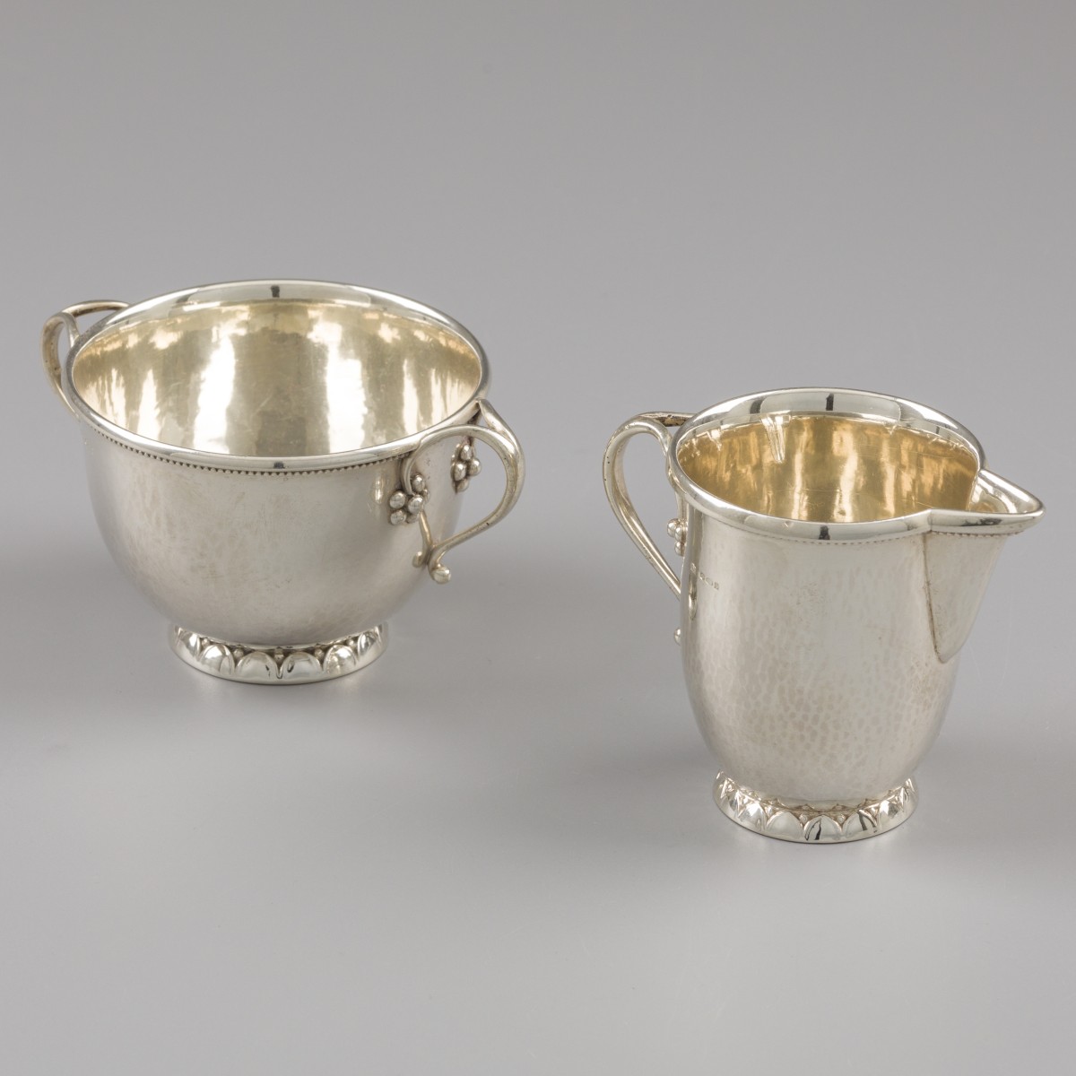 Georg Jensen roomkan & suikerpot (roomstel), model nr. 32B, zilver. Ontworpen door Johan Rohde in ca. 1914.