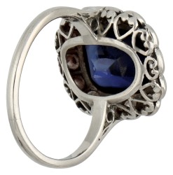 BWG platina entourage ring bezet met ca. 0.42 ct. diamant en synthetisch saffier.