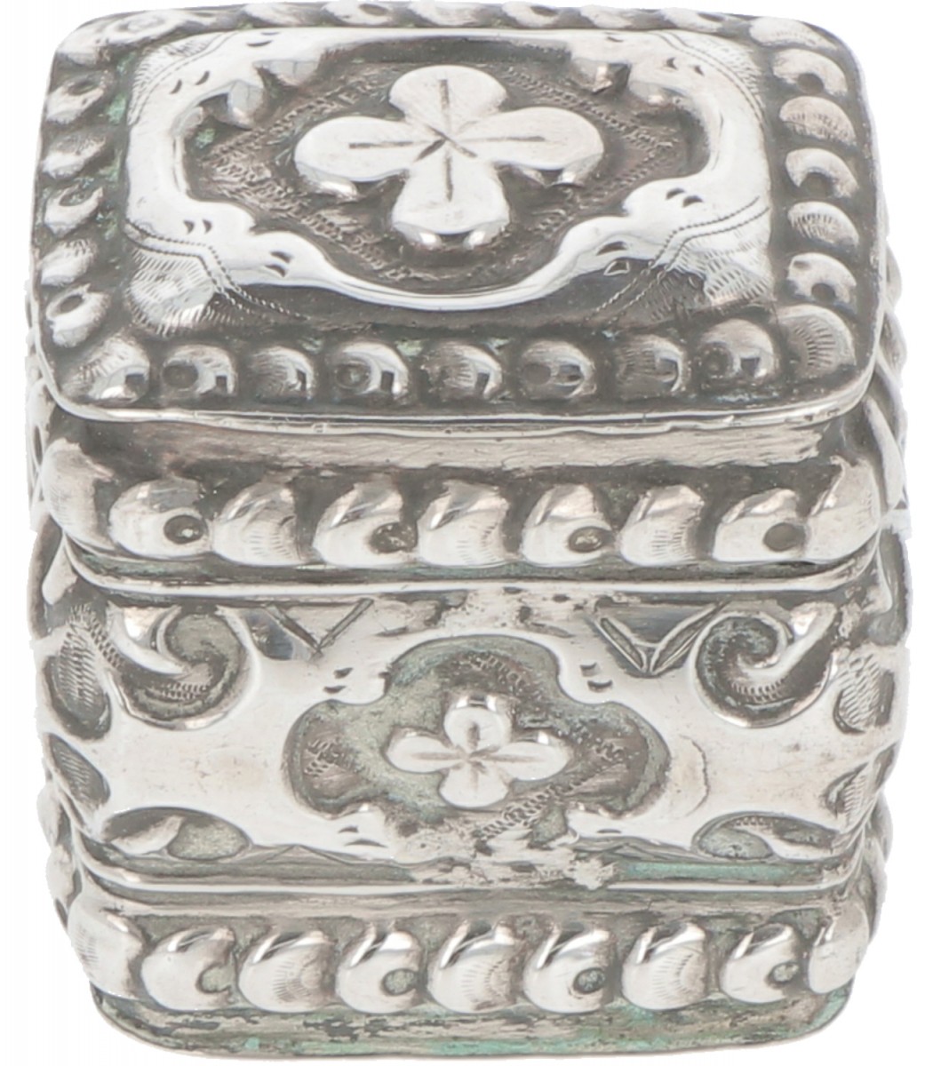 Lodereindoosje zilver.