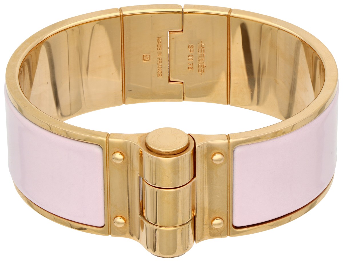 Hermès 'charnière' vergulde bangle armband bezet met roze emaille.