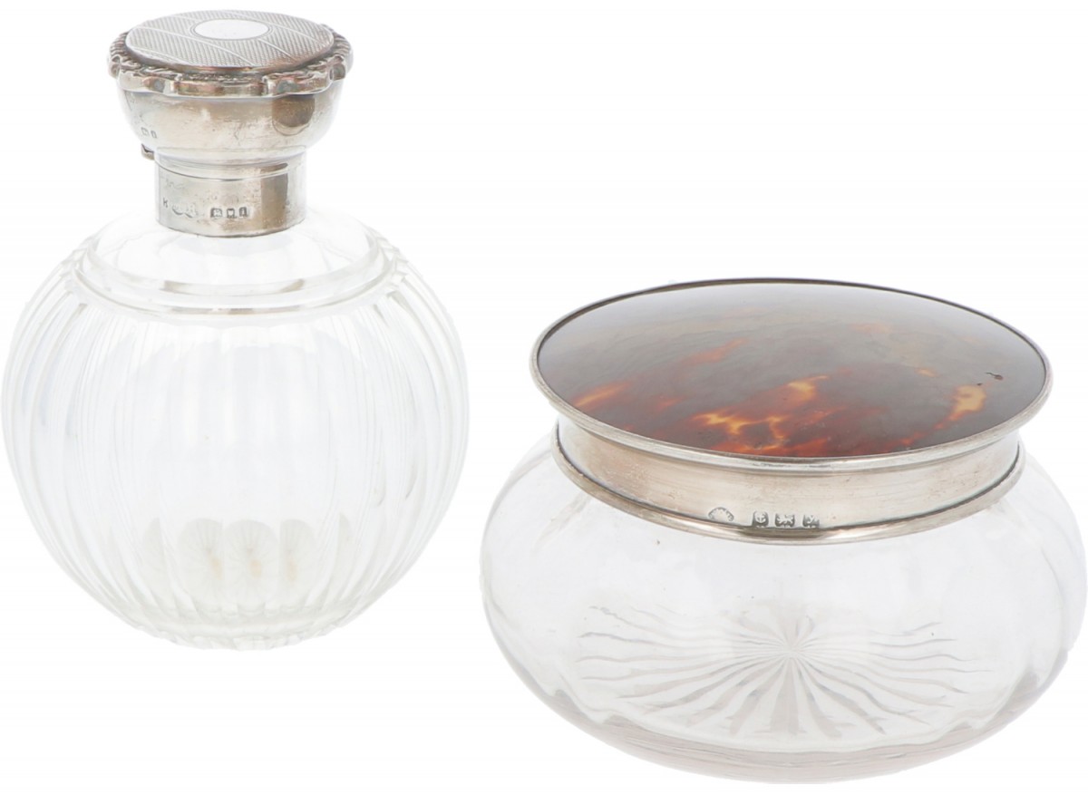 (2) delig lot kaptafelflacons zilver.