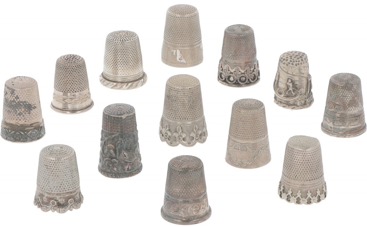 (13) Delig lot vingerhoedjes zilver.