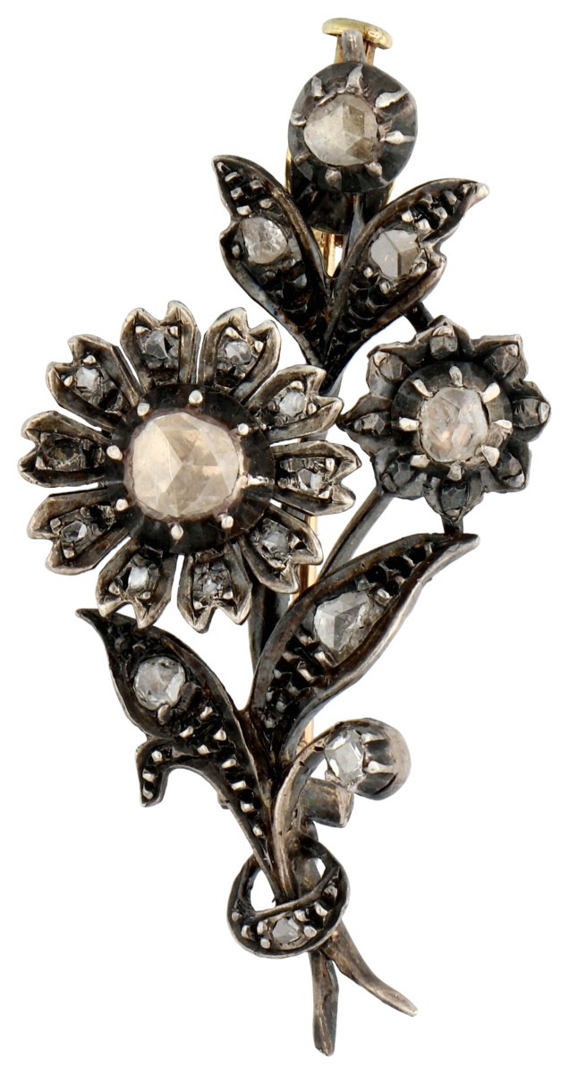 Antieke gouden/zilveren bouquet broche met roos diamant.