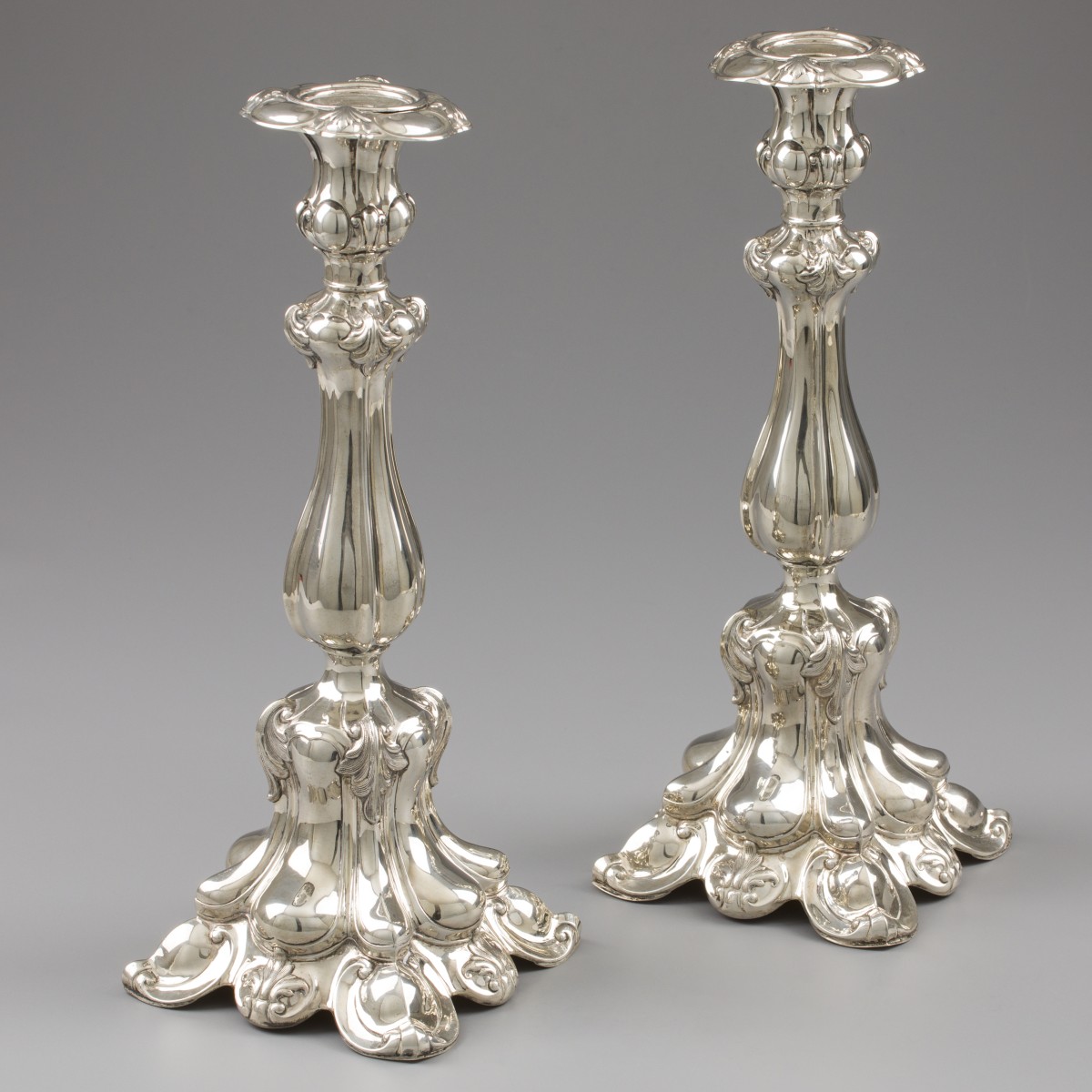 Rococo kandelaars (2), Hugo Böhm, Schwäbisch Gmünd ca. 1890, zilver.