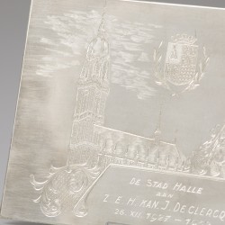 Plaquette geschenk aan de deken van de katholieke kerk te Halle, L. Goossens 1952, zilver.