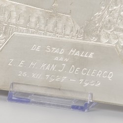 Plaquette geschenk aan de deken van de katholieke kerk te Halle, L. Goossens 1952, zilver.