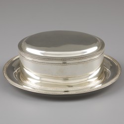 Koektrommel met onderschotel, J.M. van Kempen & Zonen, Voorschoten 1878, zilver.