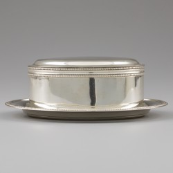 Koektrommel met onderschotel, J.M. van Kempen & Zonen, Voorschoten 1878, zilver.