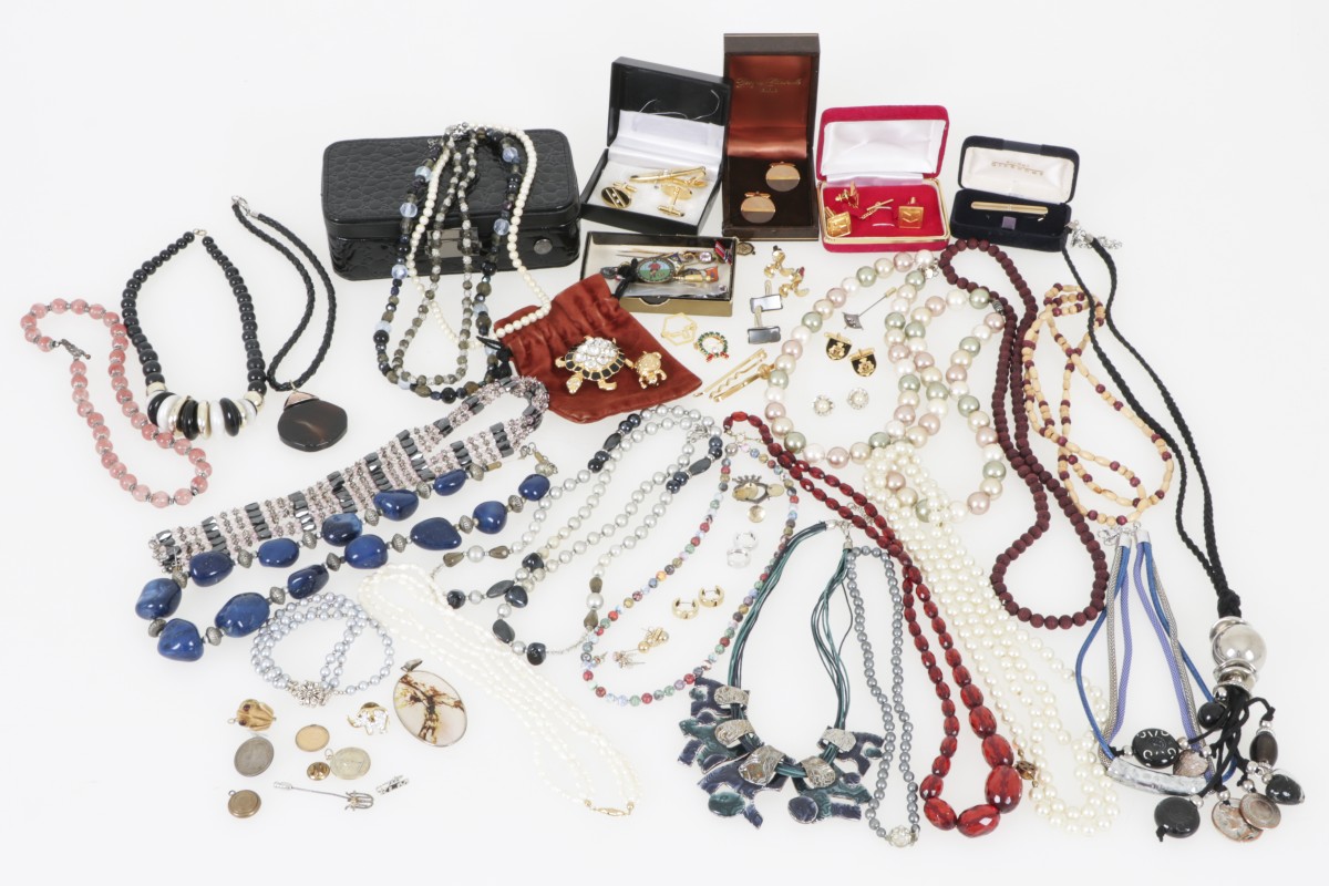 Groot lot sieraden met diverse kleurstenen, waaronder zilver.