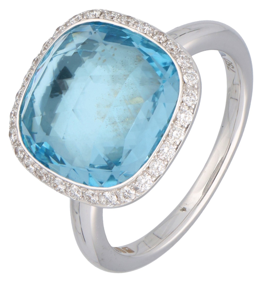 18K witgouden entourage ring bezet met ca. 7.66 ct. topaas en diamant.