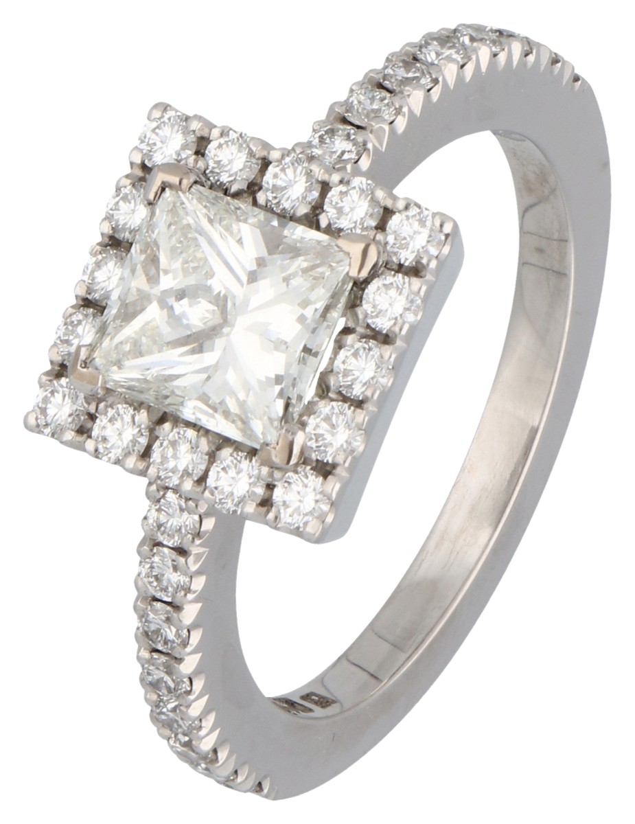 18K Witgouden shoulder ring bezet met ca. 1.55 ct. princess geslepen diamant.