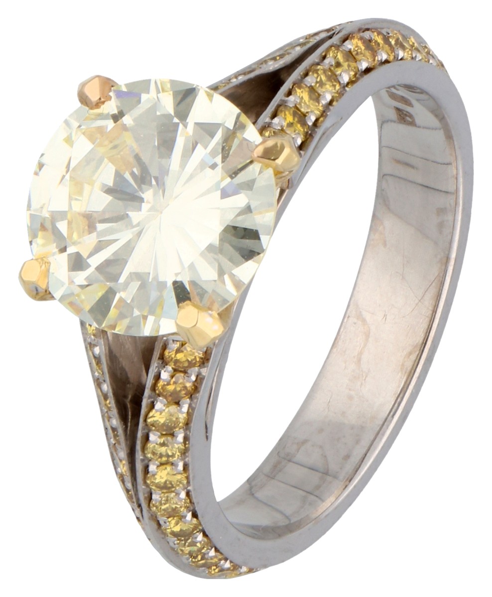 18K Witgouden shoulder ring bezet met ca. 3.28 ct. solitair 'Cape' diamant  