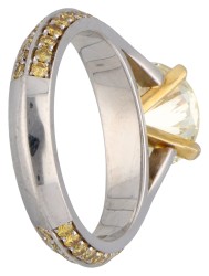 18K Witgouden shoulder ring bezet met ca. 3.28 ct. solitair 'Cape' diamant  