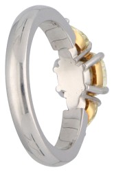 18K Witgouden ring bezet met ca. 1.10 ct. Light Fancy Yellow cushion geslepen diamant.