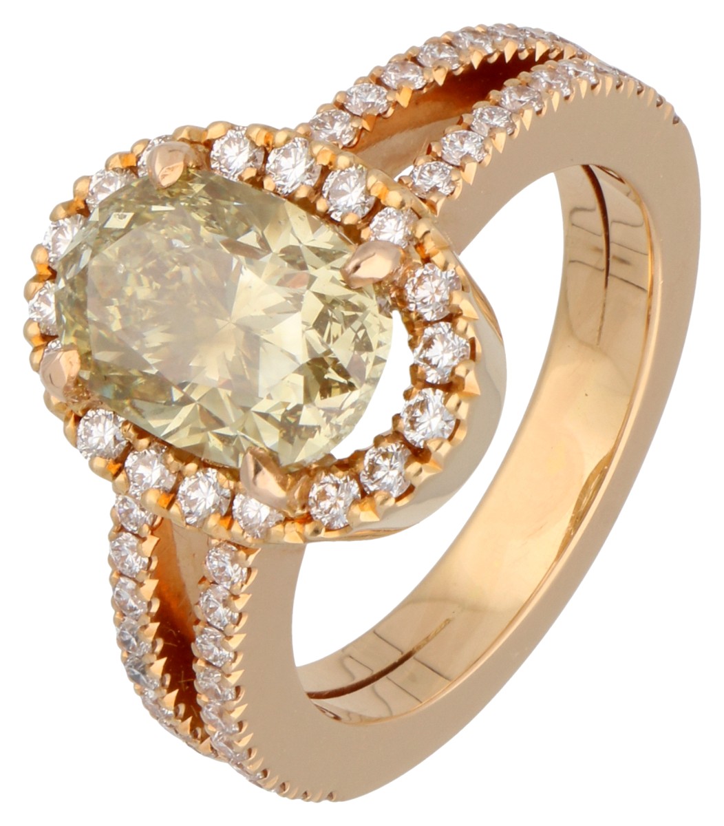 18K Roségouden shoulder ring met gecertificeerde 4.02 ct. Fancy Greyish Yellow diamant.