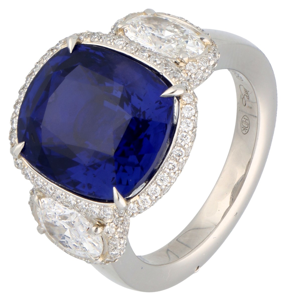 Goudwisselkantoor auction: Platinum cocktail ring set with certified Sri Lanka color change natural unheated 11.47 ct sapphire.