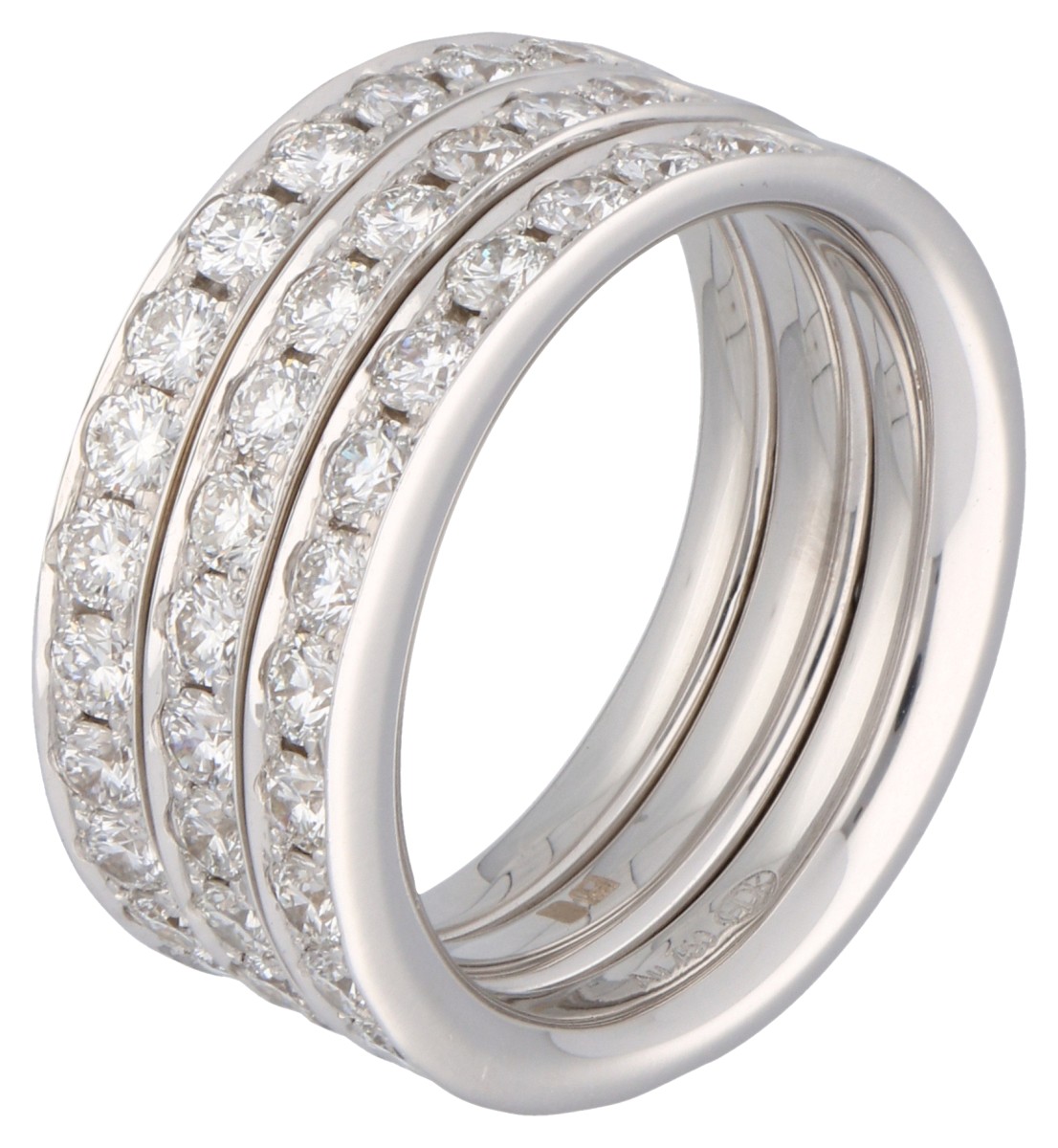 18K Witgouden drie-rijige demi-alliance ringen bezet met ca. 2.11 ct. diamant.