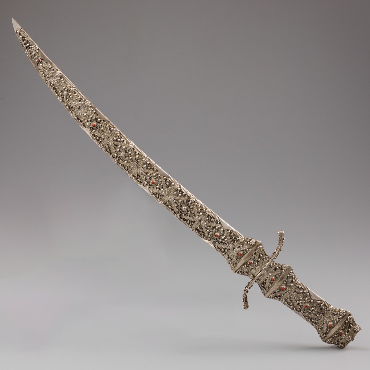 Goudwisselkantoor auction: Flyssa with scabbard (sword type), Younes Mohammed Mokdad, Algiers, Algeria ca. 1965, silver.