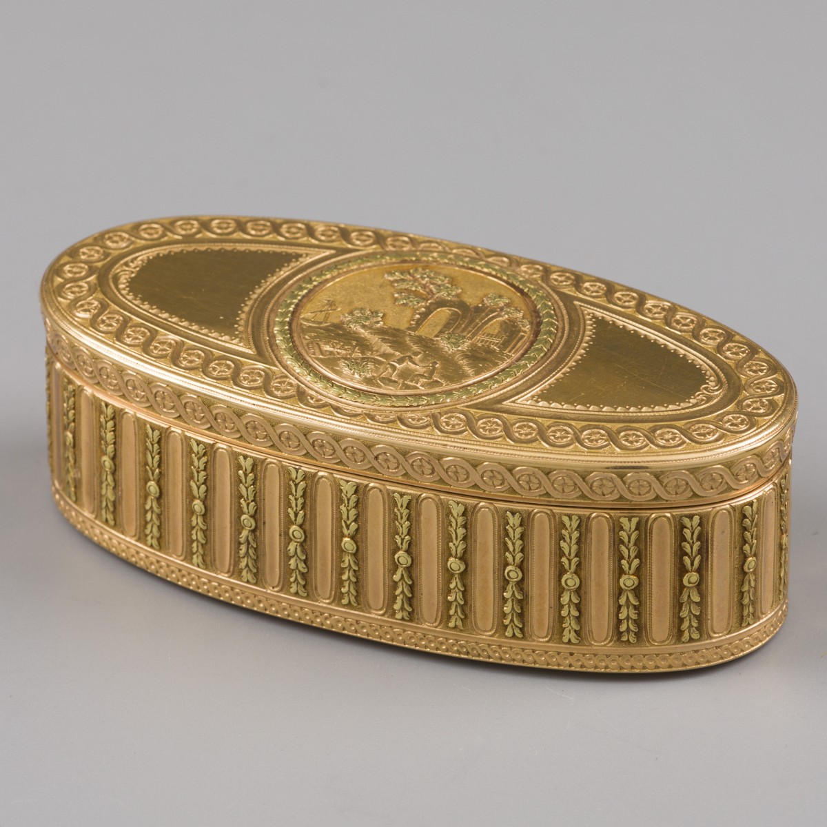 Lodewijk XIV gouden snuifdoos, Jean Ducrollay (1734-1761), Parijs, 1745.