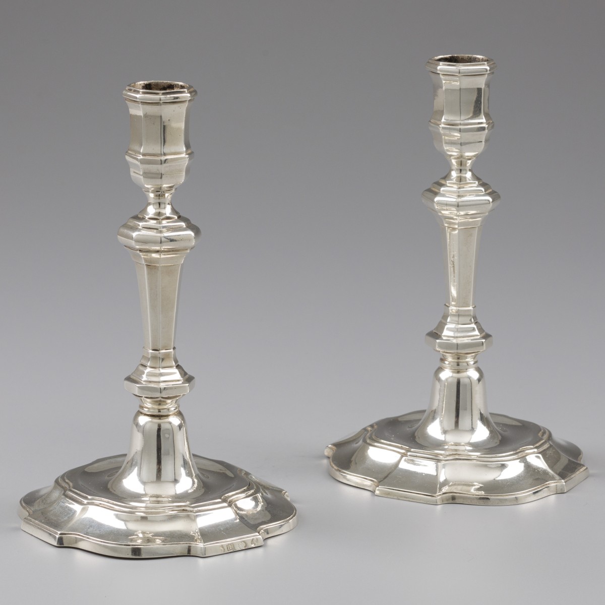 Lodewijk XIV kandelaars (2), Joannes Hermans, Brugge 1734/35, zilver.