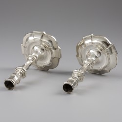 Lodewijk XIV kandelaars (2), Joannes Hermans, Brugge 1734/35, zilver.