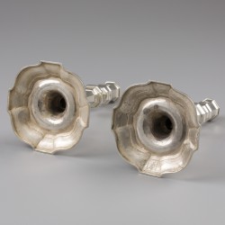 Lodewijk XIV kandelaars (2), Joannes Hermans, Brugge 1734/35, zilver.