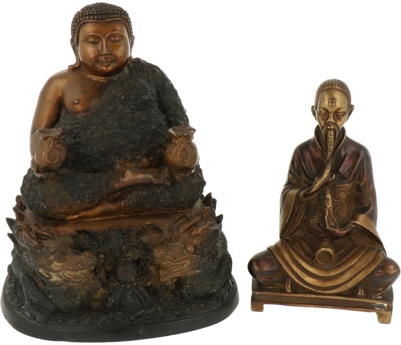 Een lot van (2) bronzen Boeddha's, naar antiek voorbeeld.