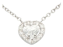 18K Witgouden collier met hartvormige diamanten hanger van ca. 0.35 ct.