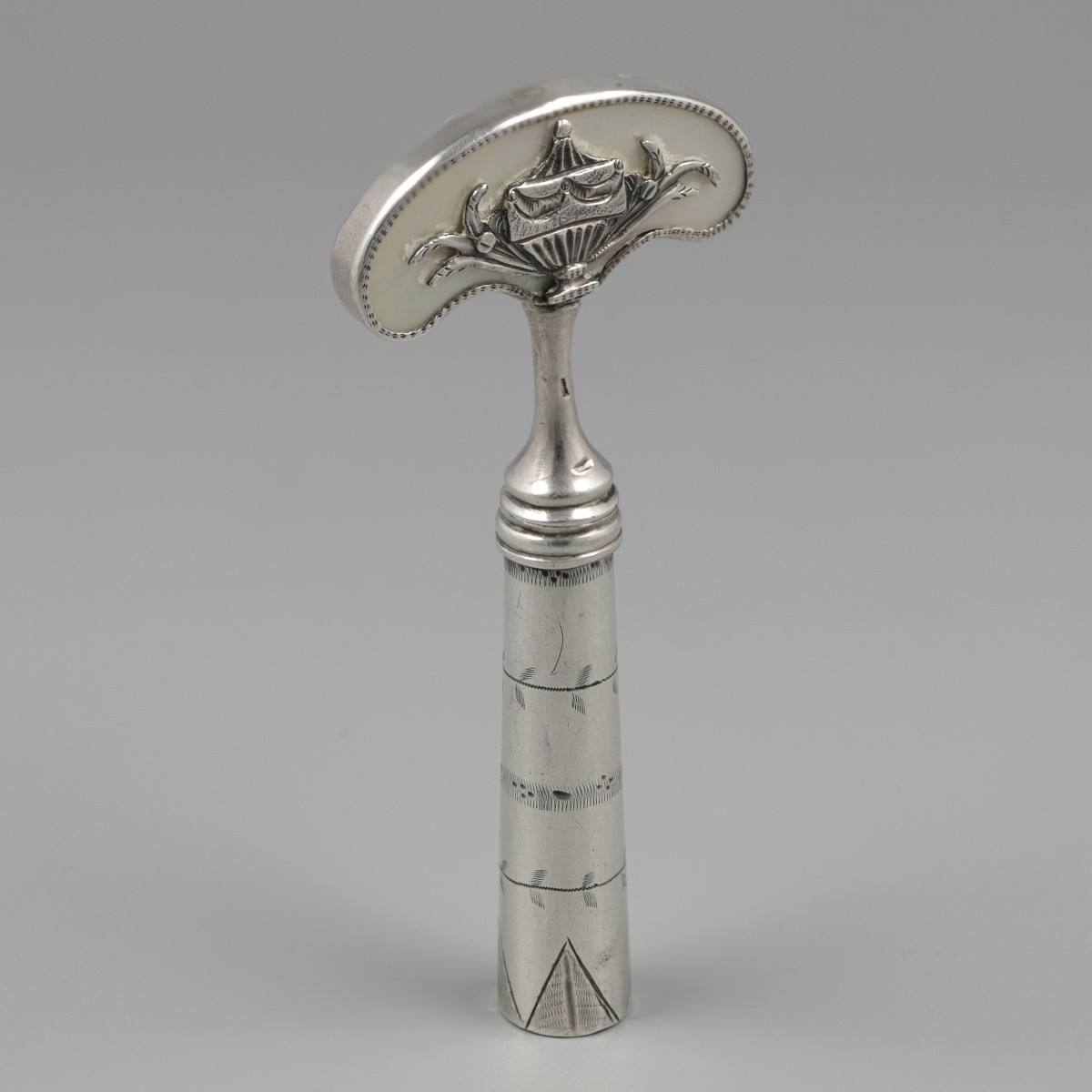 Goudwisselkantoor auction: Louis XVI-style corkscrew, Coenraad Roelof Roelofse, Middelburg / Goes ca. 1815, mother-of-pearl and silver.