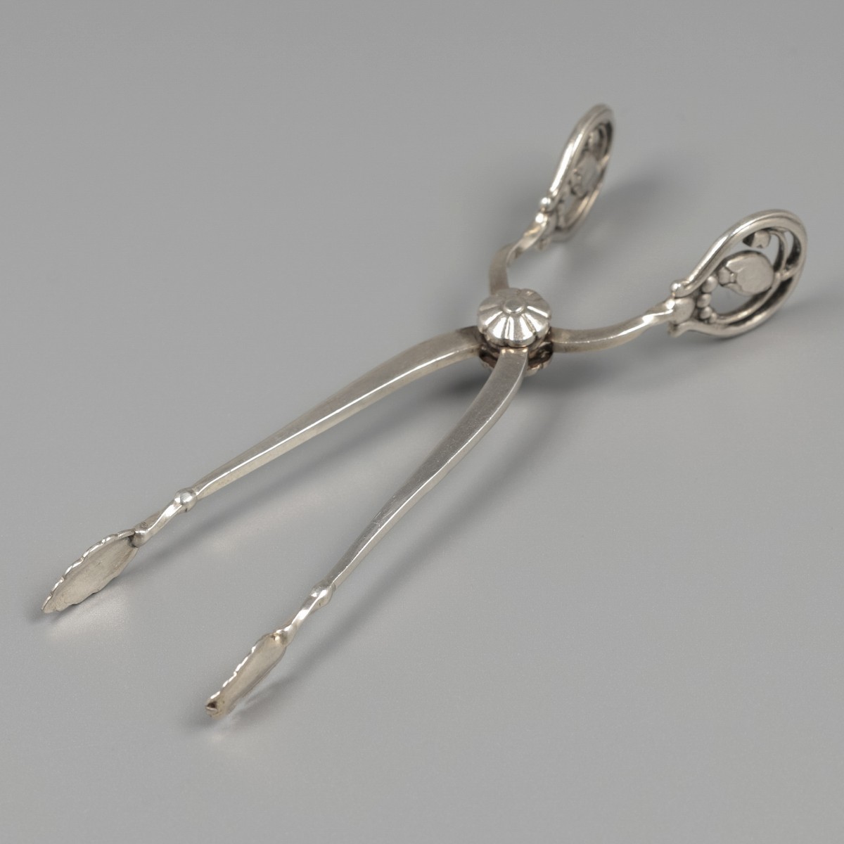 Georg Jensen suikertang, model Blossom, zilver. Ontworpen door Georg Jensen in 1919.