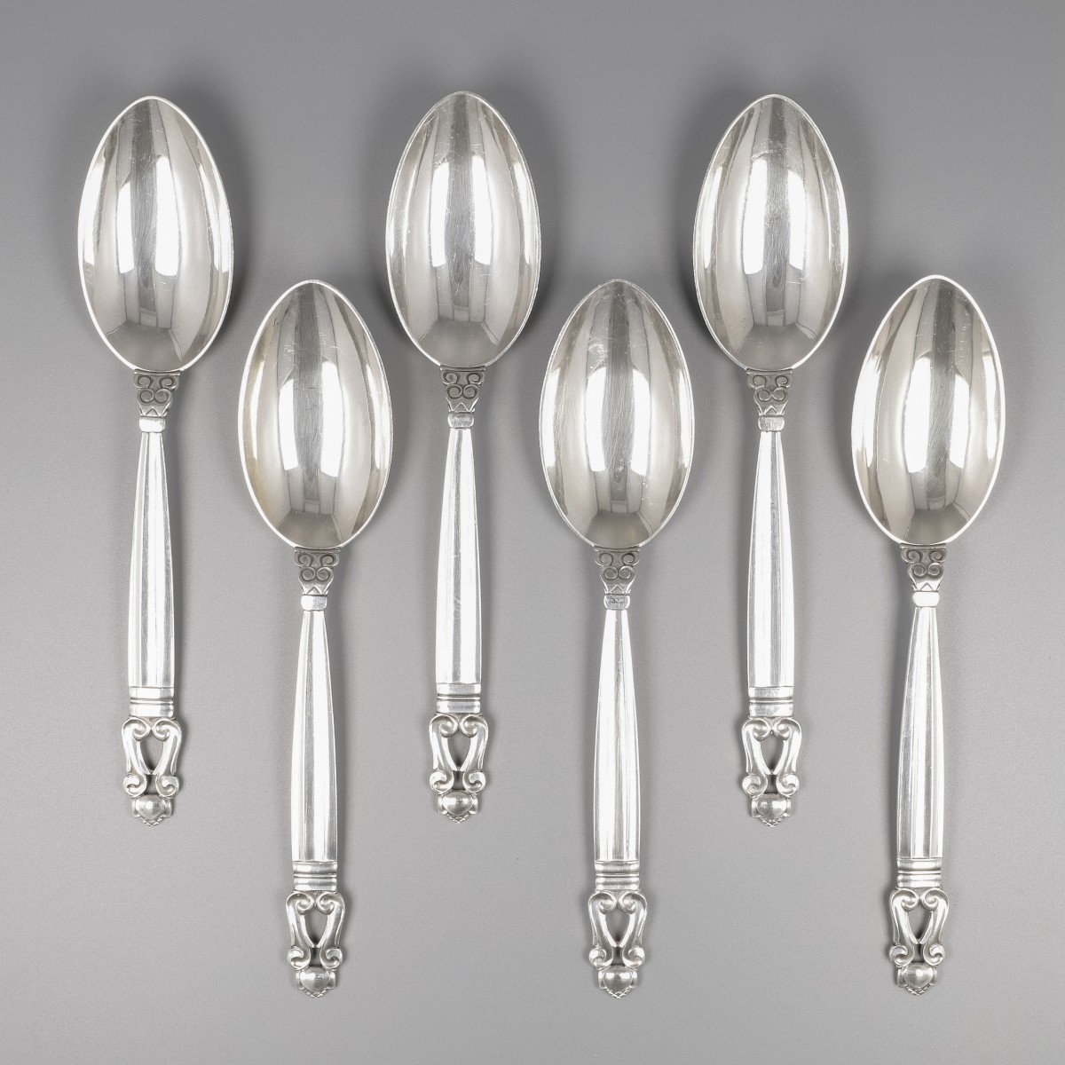 Georg Jensen dinerlepels (6), model Acorn, zilver. Ontworpen door Johan Rohde in 1915.