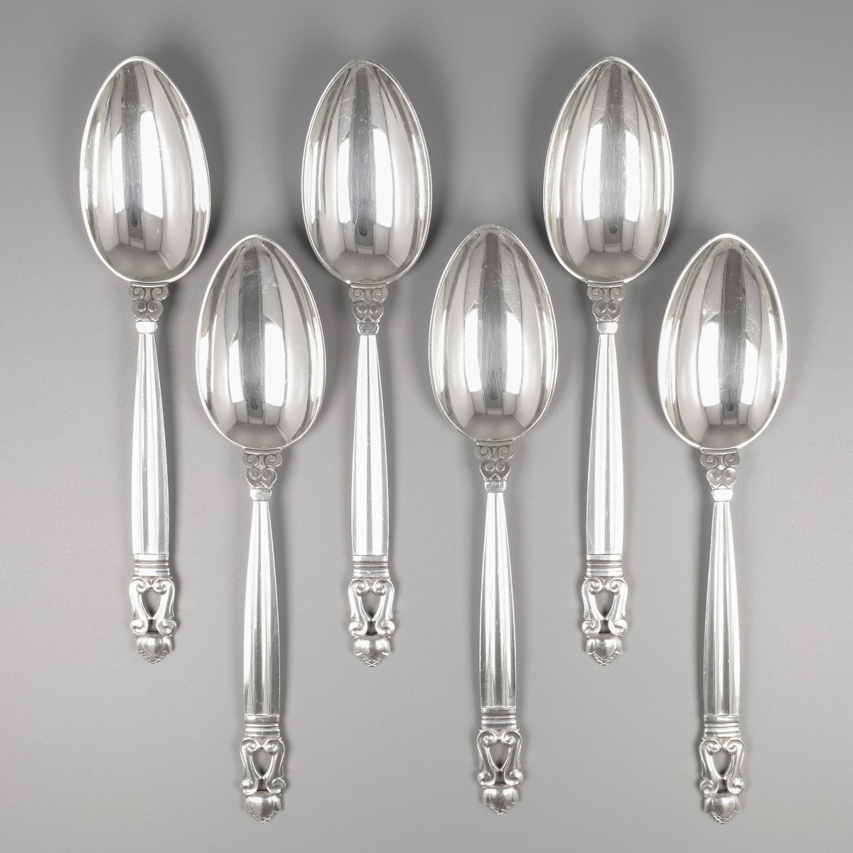 Georg Jensen dinerlepels 'large' (6), model Acorn, zilver. Ontworpen door Johan Rohde in 1915.