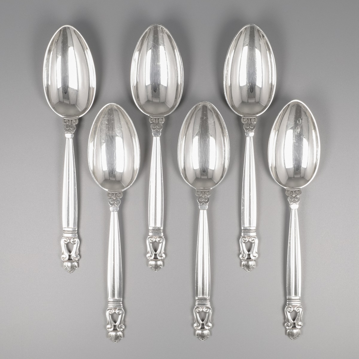 Georg Jensen dinerlepels 'large' (6), model Acorn, zilver. Ontworpen door Johan Rohde in 1915.